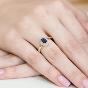 Pierścionek zaręczynowy z Szafirem 0,70ct i Diamentami, białe złoto próby 585. W-0304SZAB
